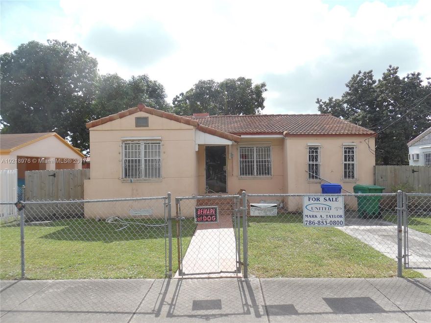 INVESTOR READY. TENANT OCC. FULLY FENCED SINGLE FAMILY, NICE YARD. PRIVATE ENTERANCE FOR SPLIT BEDROOM. CALL AGENT