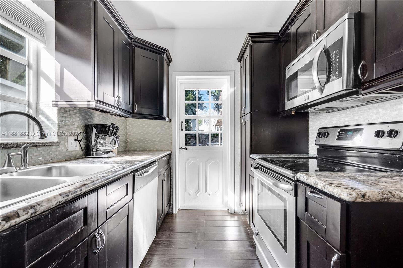 VEDADO - Residential Lease