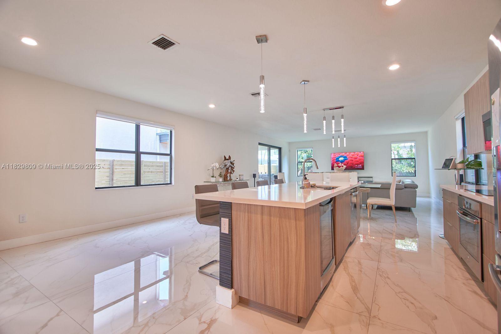10218 NW 76th Ter