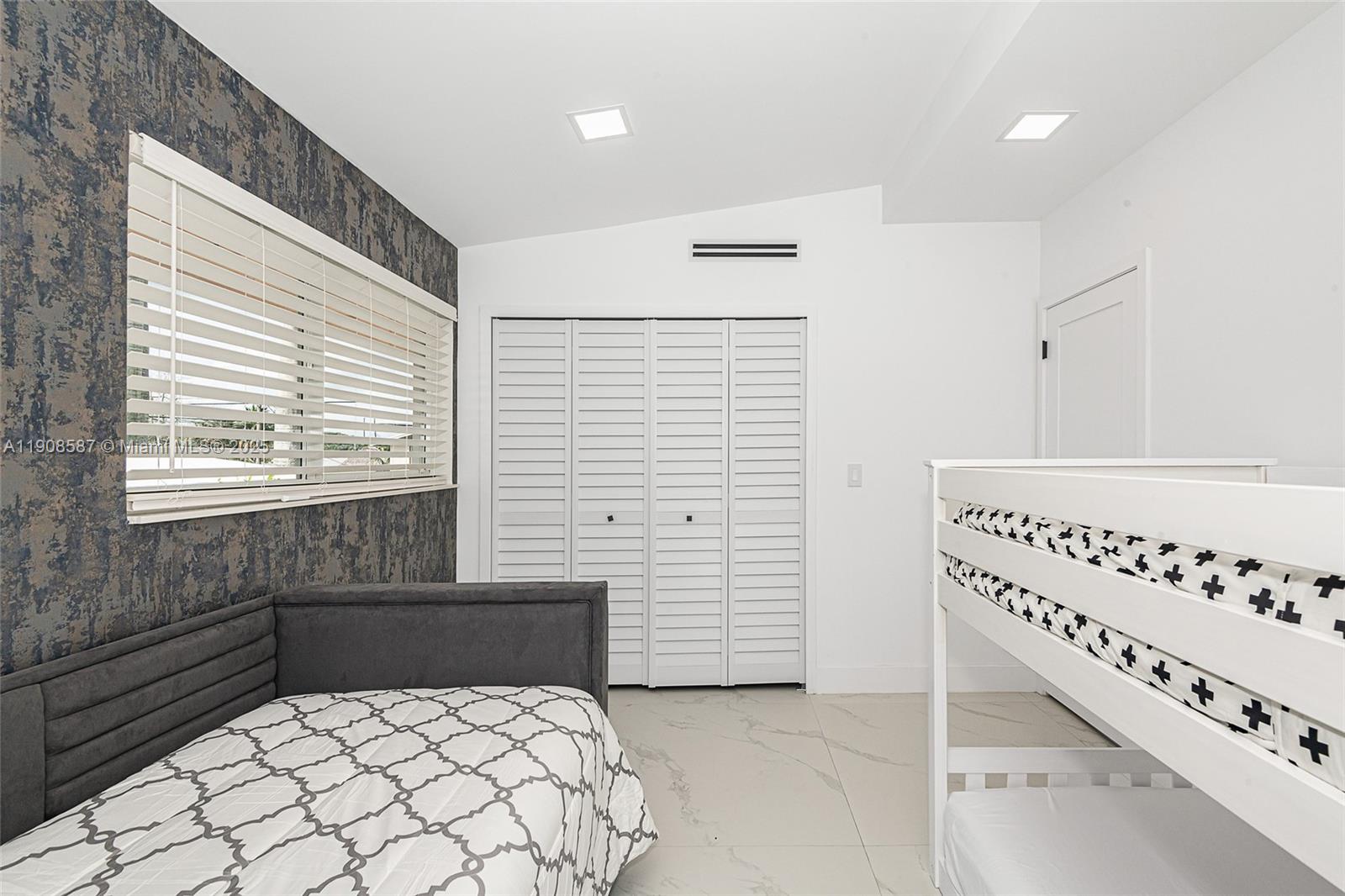 LAUDERDALE ISLES NO 2-BLK - Residential