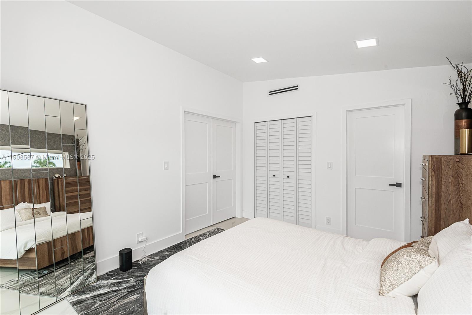 LAUDERDALE ISLES NO 2-BLK - Residential