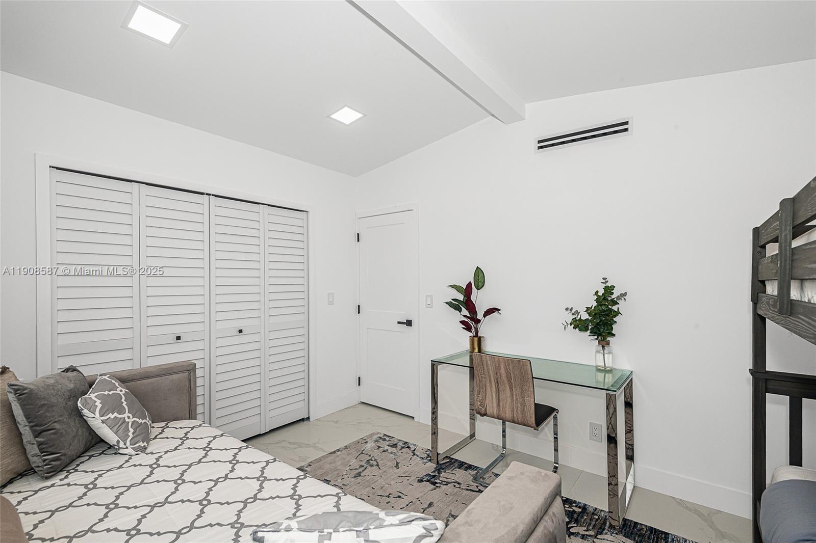 LAUDERDALE ISLES NO 2-BLK - Residential