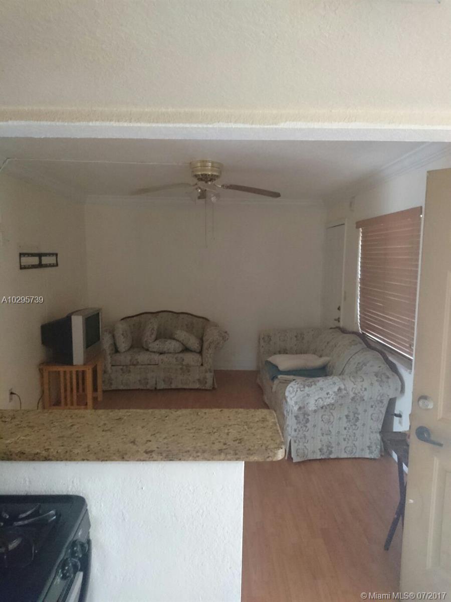 Beautiful unit in Miami Springs stainless steel appliances, gas and water included. Excellent location, excellent schools