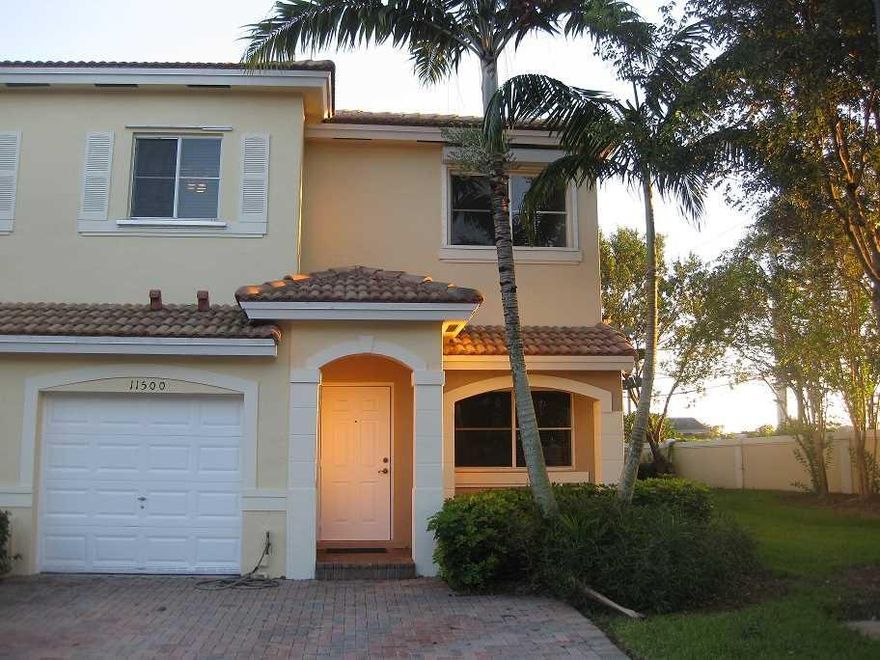 Beautiful 3 Bed / 3 Full Baths Corner unit. i Bed 1 Bath in the 1st floor. Close to Sawgrass I-75 and 595