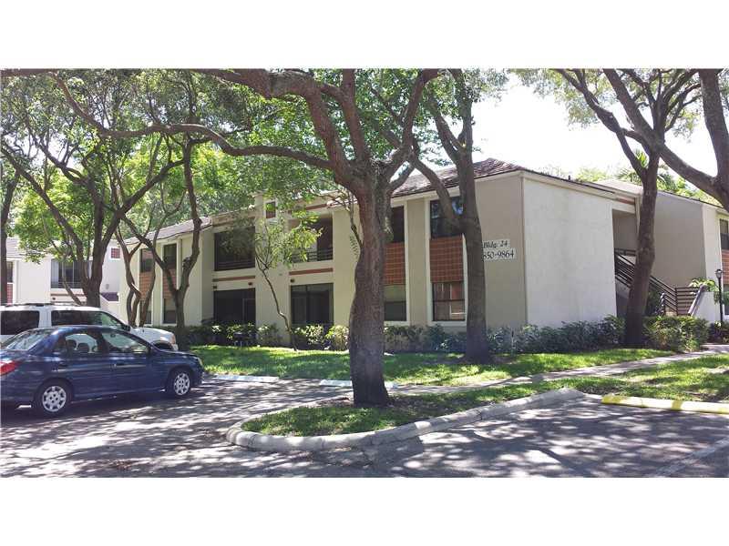 CENTRAL PARK LOCATION !!! SECLUDED BUILDING . CARPET AND TILE, OPEN KITCHEN. SPLIT BEDROMMS.