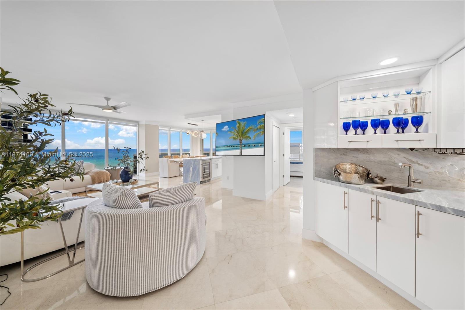 4775 Collins Ave 1801
