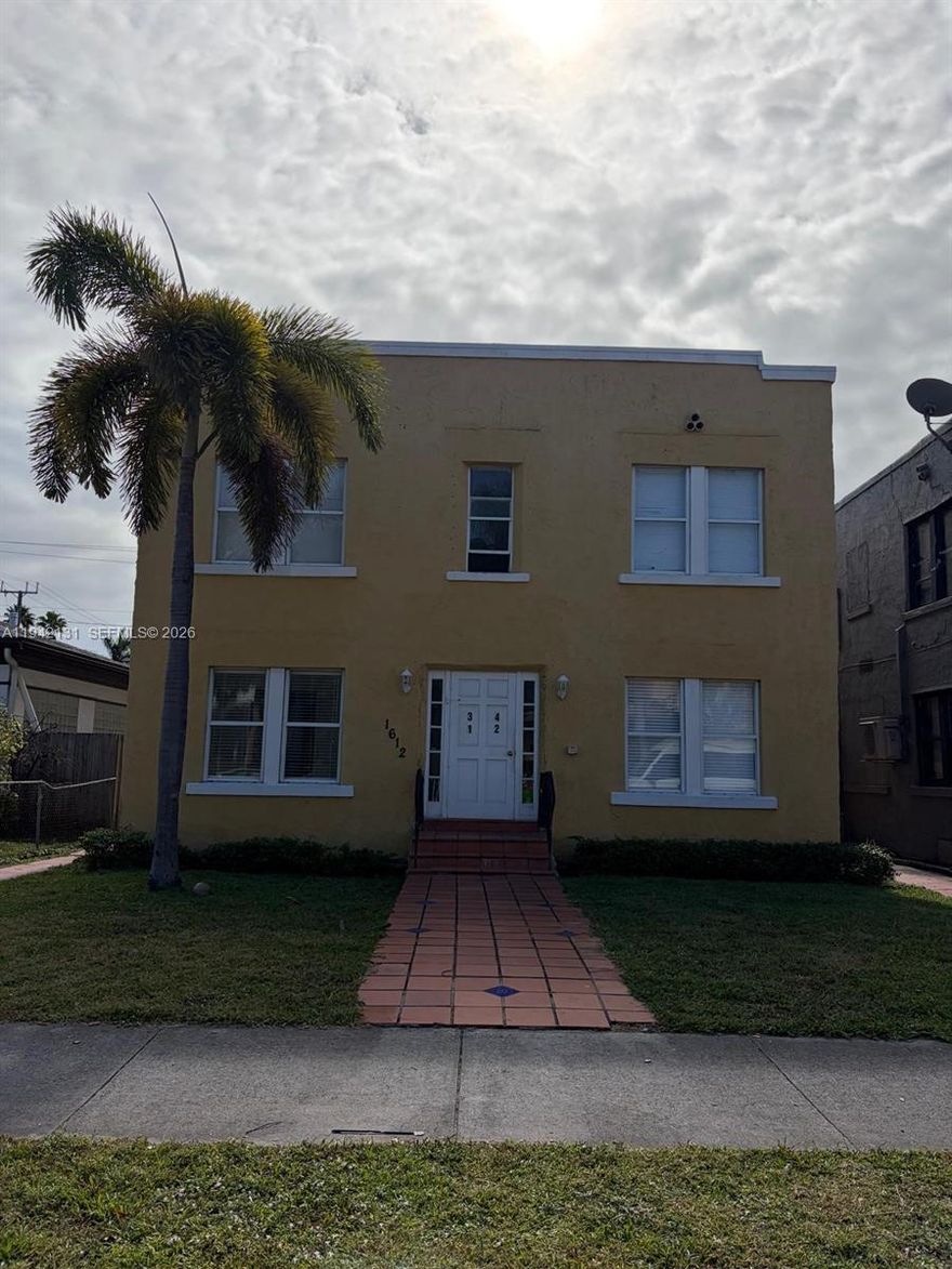 ON HARRISON STREET EAST OF US 1. FIRST-FLOOR APARTMENT, STEPS TO YOUNG CIRCLE, RESTAURANTS, SHOPPING, AND ENTERTAINMENT MINUTES TO BEACH. QUICK MOVE IN. RENT INCLUDES WATER & TRASH. Laundry room on-site for tenants !!!
