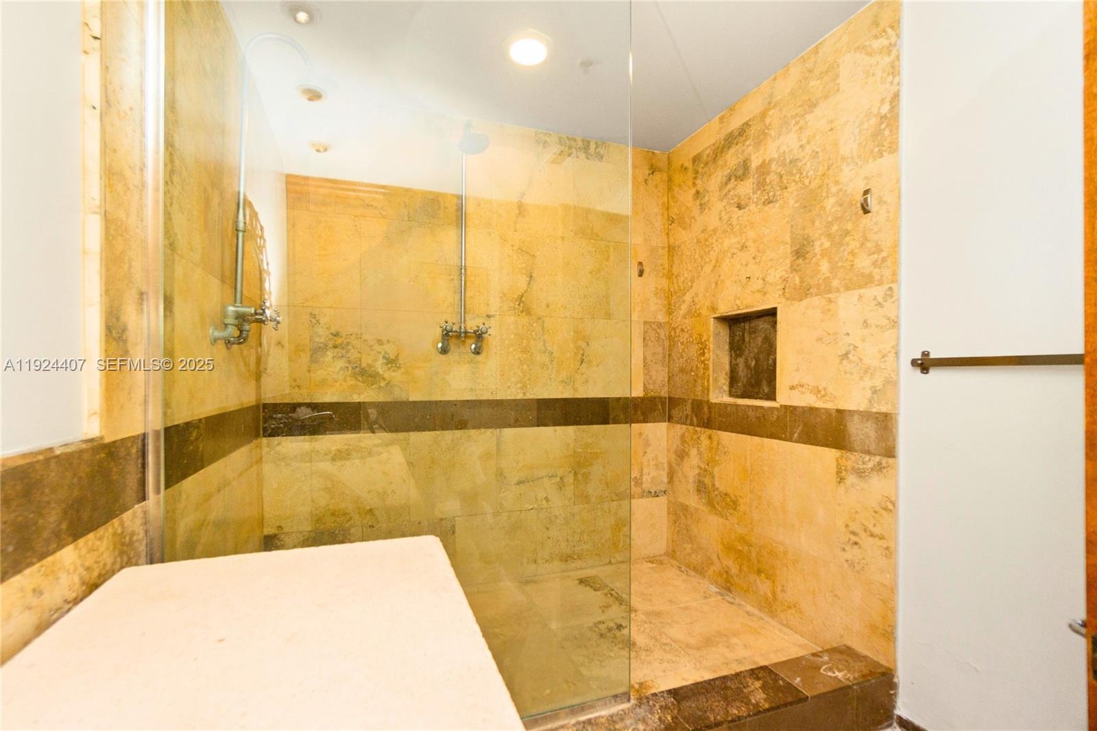 THE DECOPLAGE CONDO - Residential