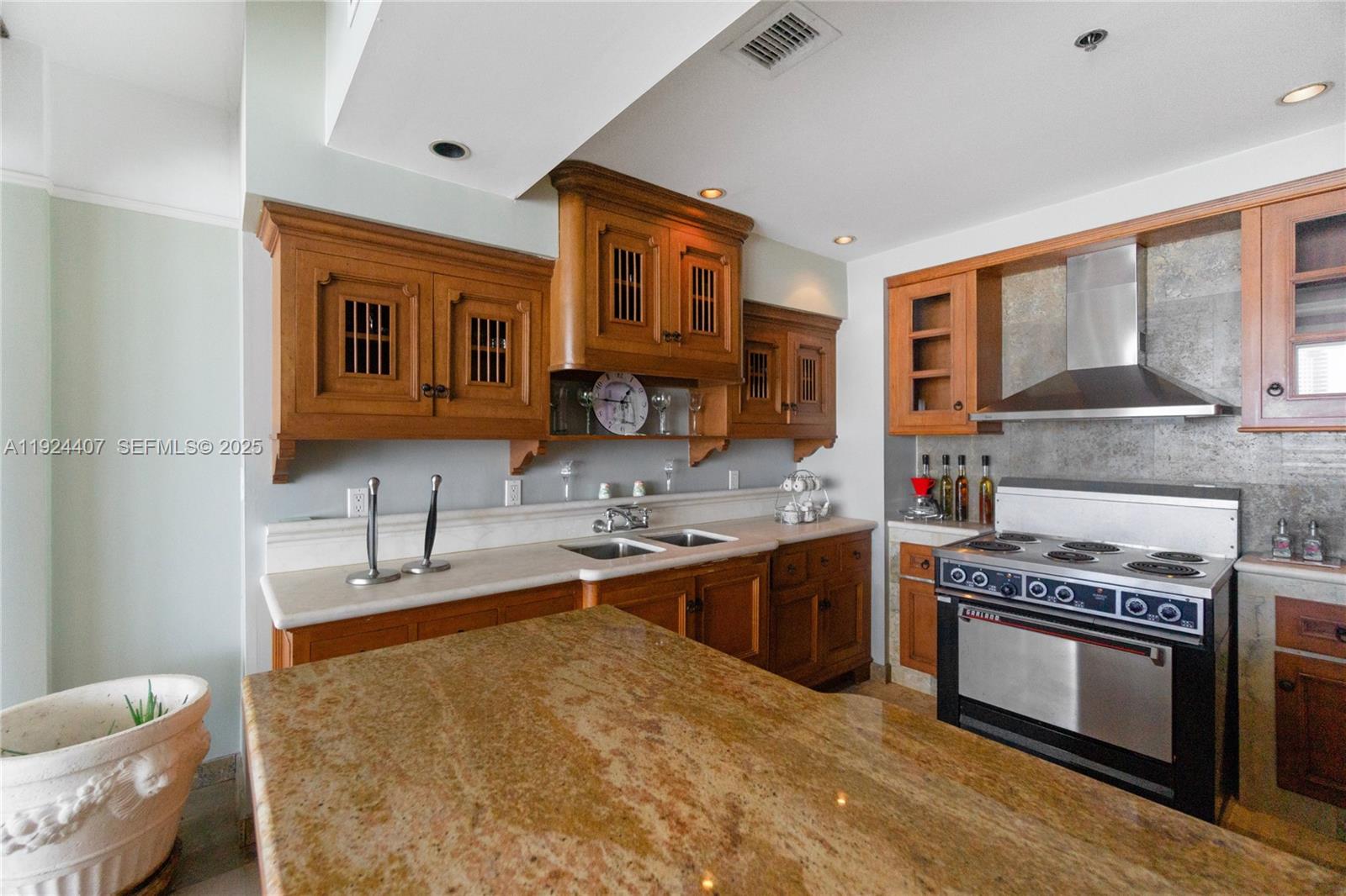 THE DECOPLAGE CONDO - Residential