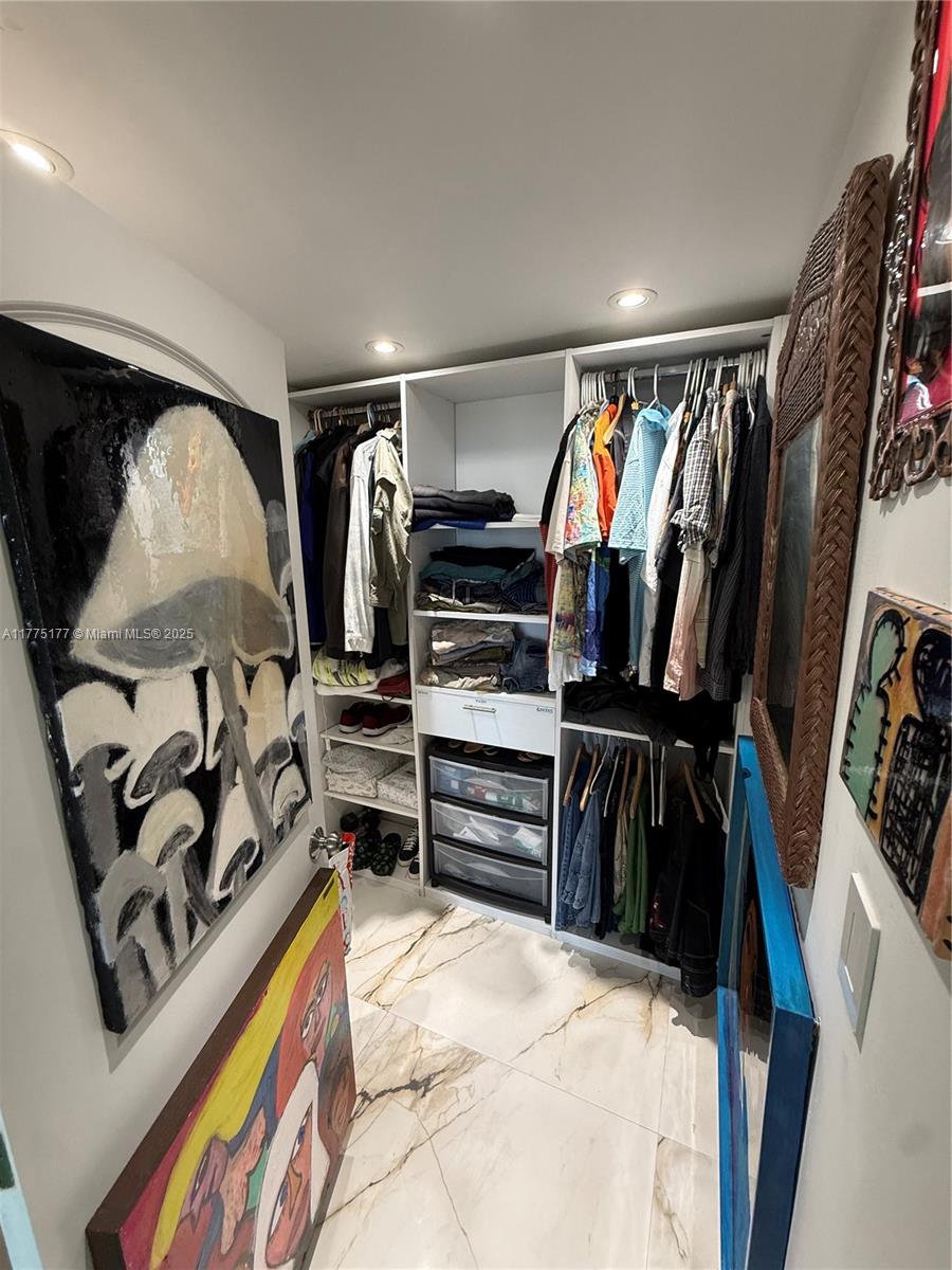 THE CARRIAGE HOUSE CONDO - Residential