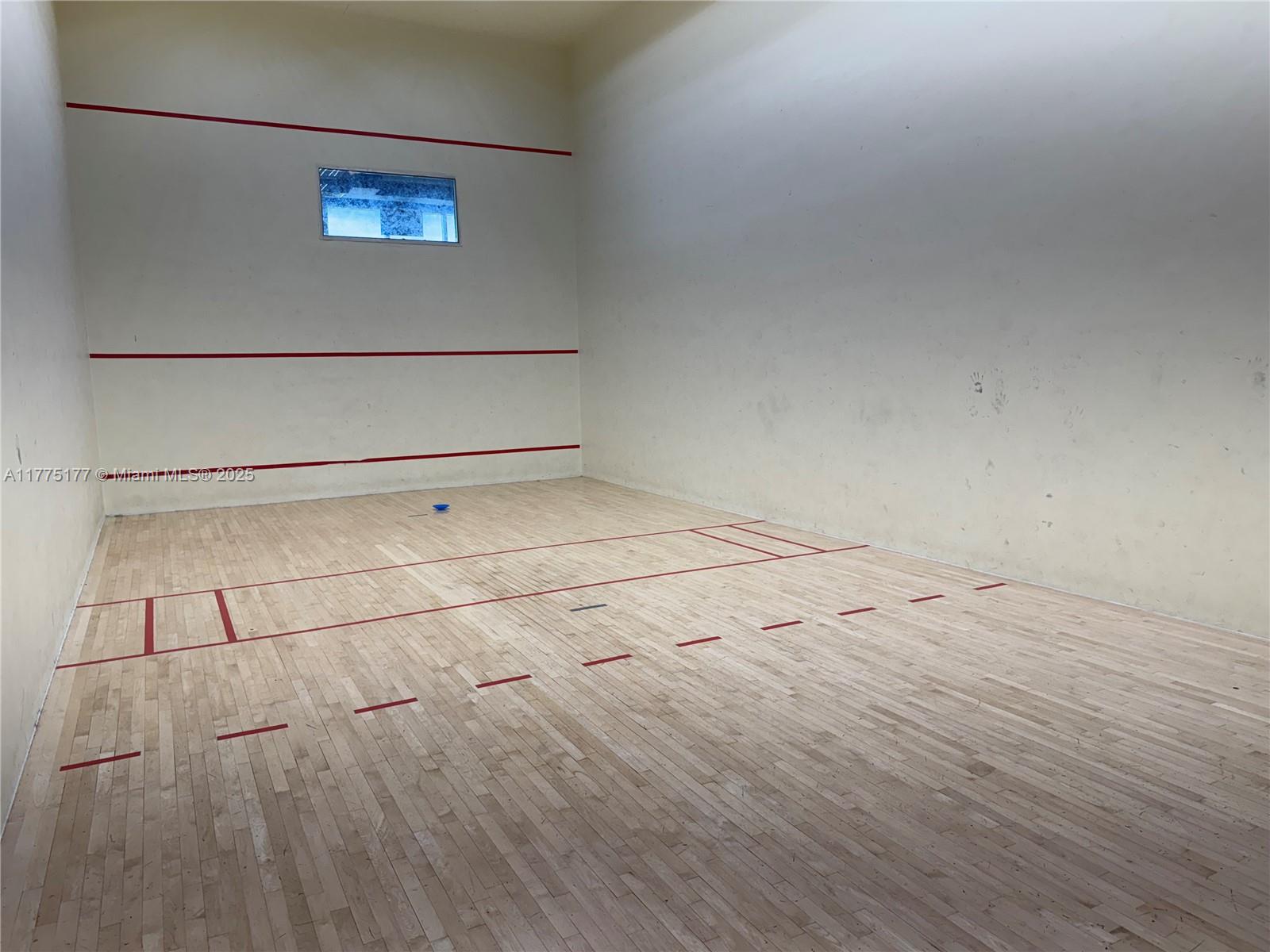 THE CARRIAGE HOUSE CONDO - Residential