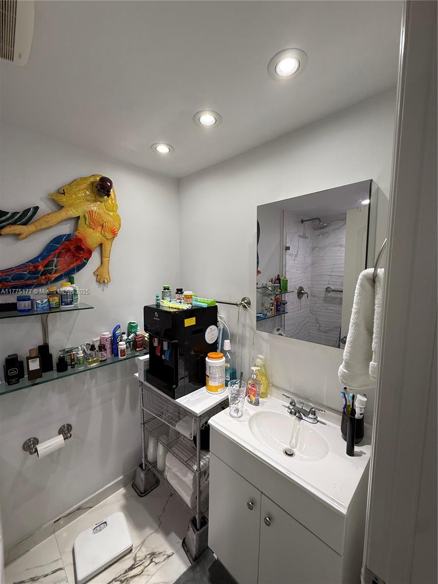 THE CARRIAGE HOUSE CONDO - Residential