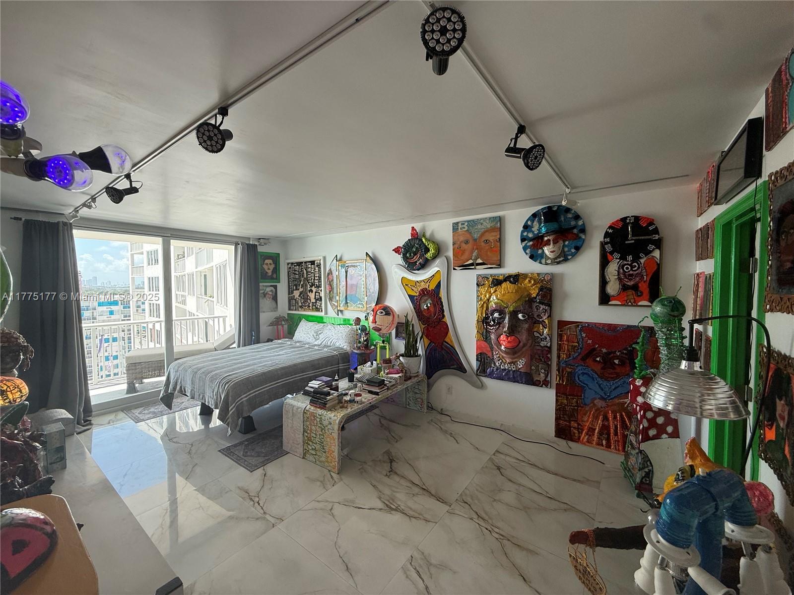 THE CARRIAGE HOUSE CONDO - Residential