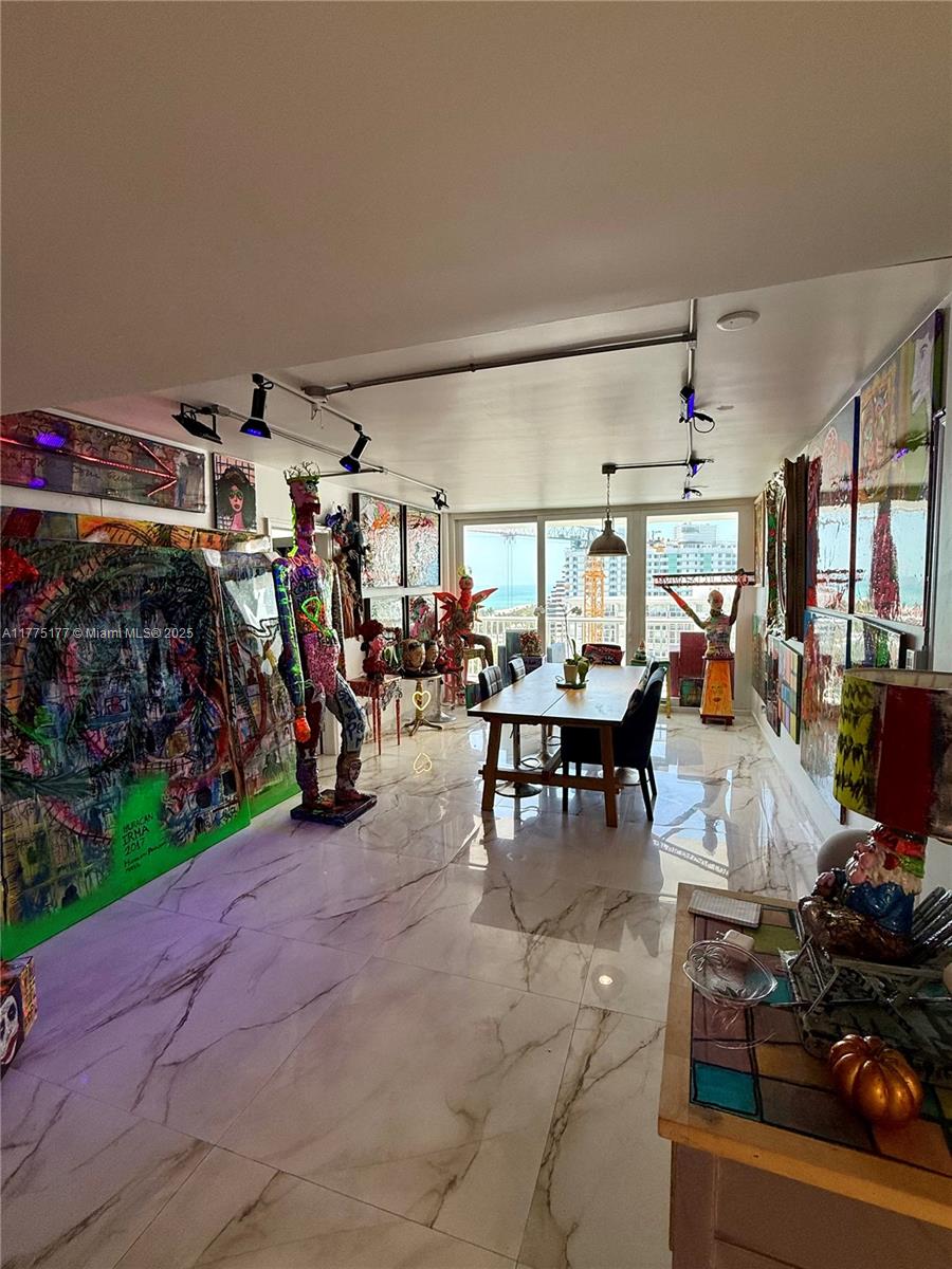 THE CARRIAGE HOUSE CONDO - Residential