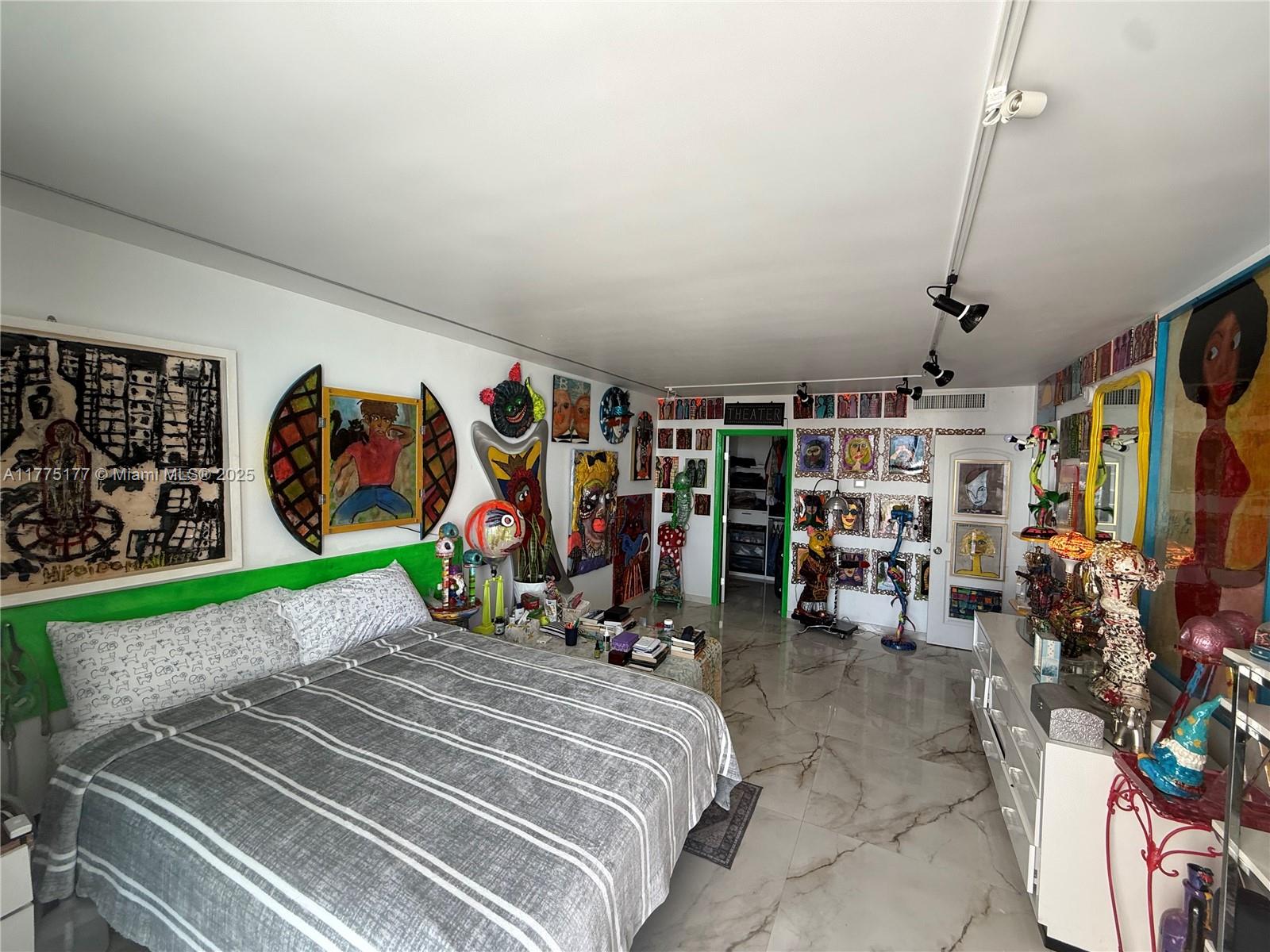 THE CARRIAGE HOUSE CONDO - Residential