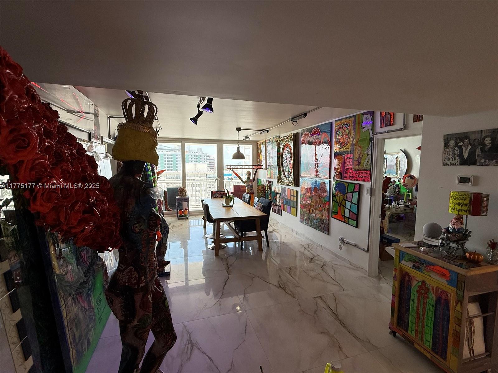 THE CARRIAGE HOUSE CONDO - Residential