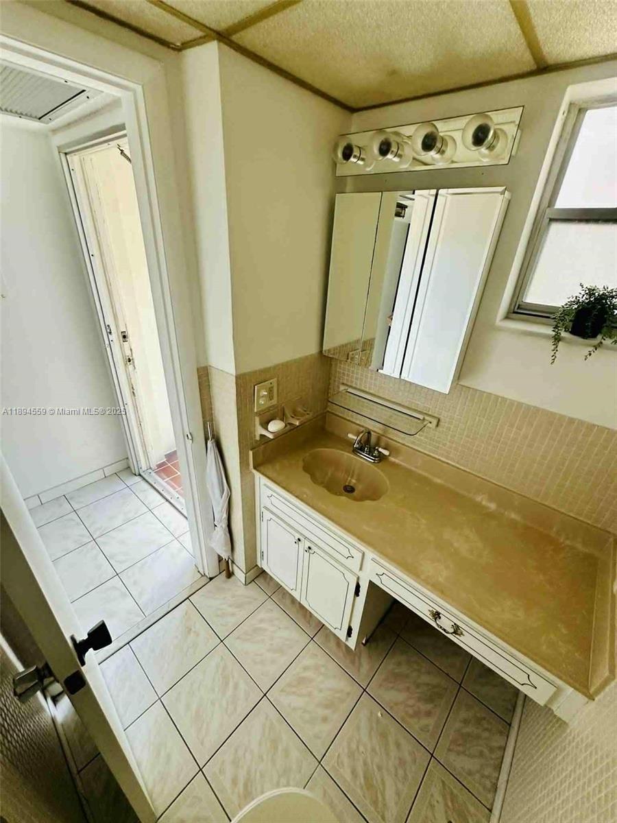 FIRST GULFSTREAM GARDEN - Residential Lease