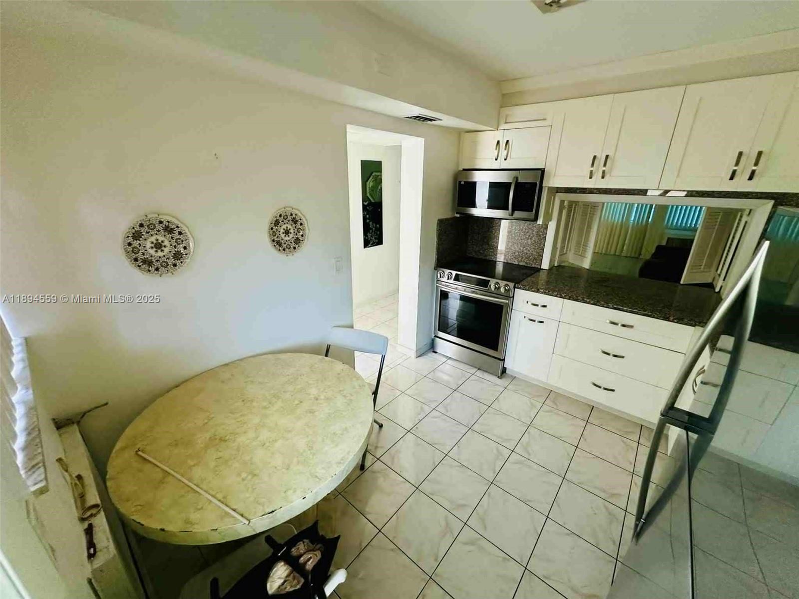 FIRST GULFSTREAM GARDEN - Residential Lease