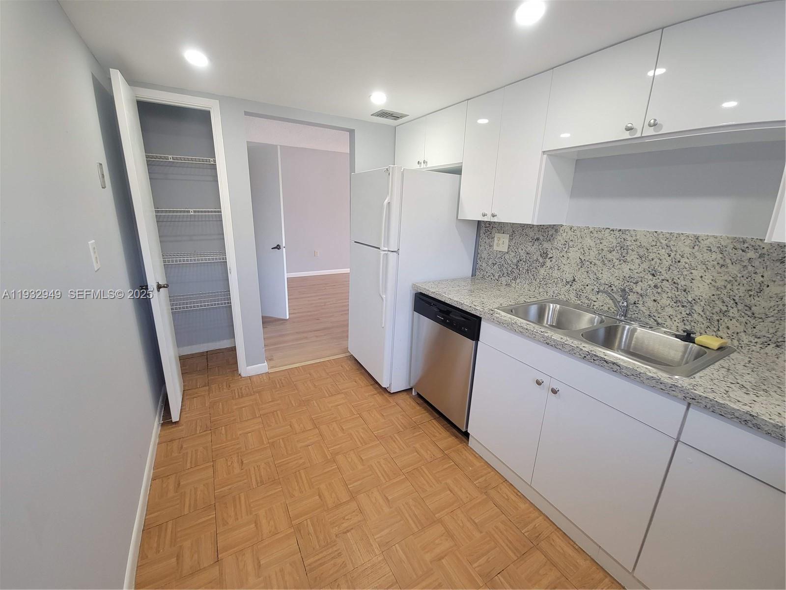 FERNWOODS CONDO NO 3 - Residential Lease