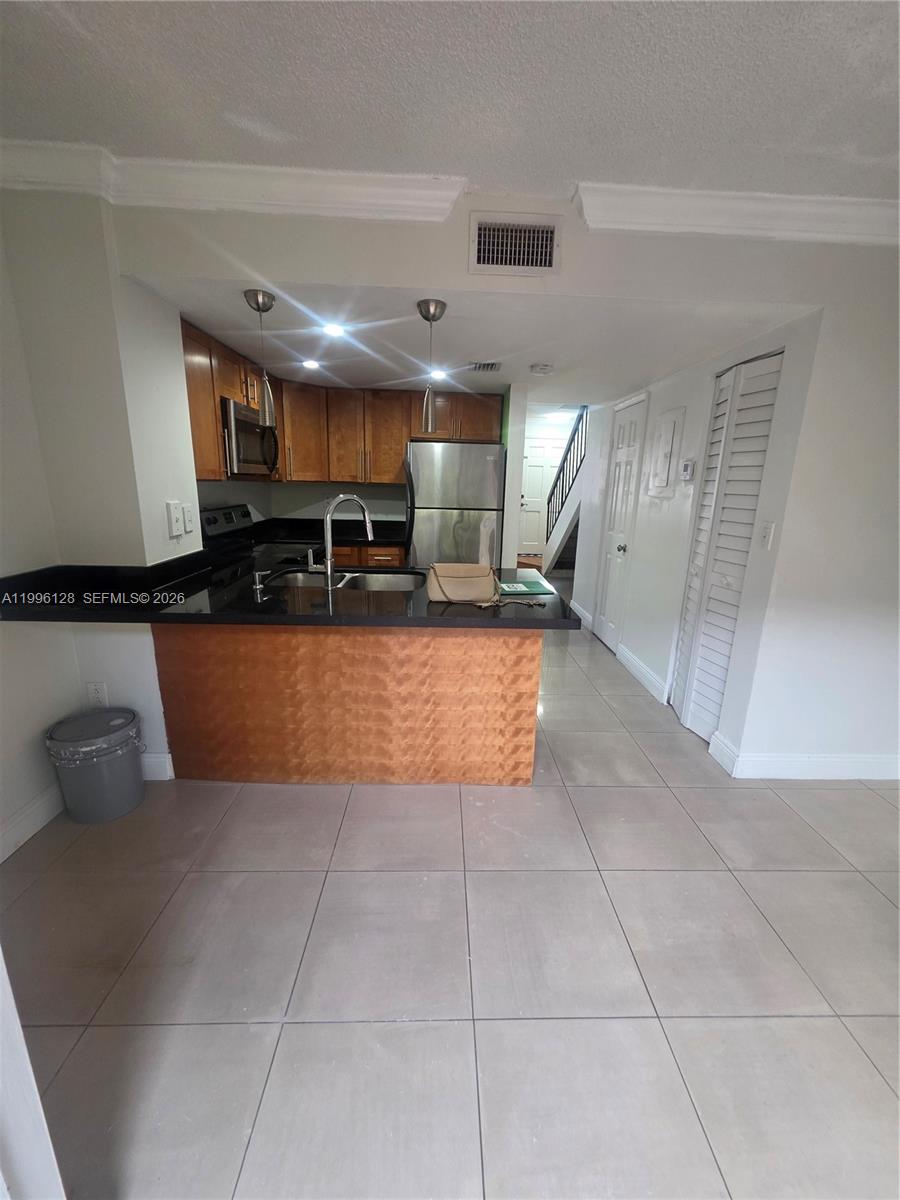 VILLAS UNIVERSITY SQUARE - Residential Lease