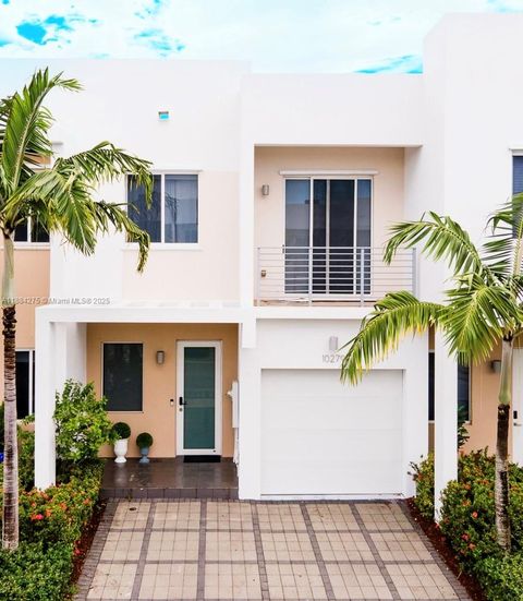 Photo of 10279 NW 72nd St, Doral, FL 33178 (MLS # A11884275) Photo of 10279 NW 72nd St, Doral, FL 33178 (MLS # A11884275)