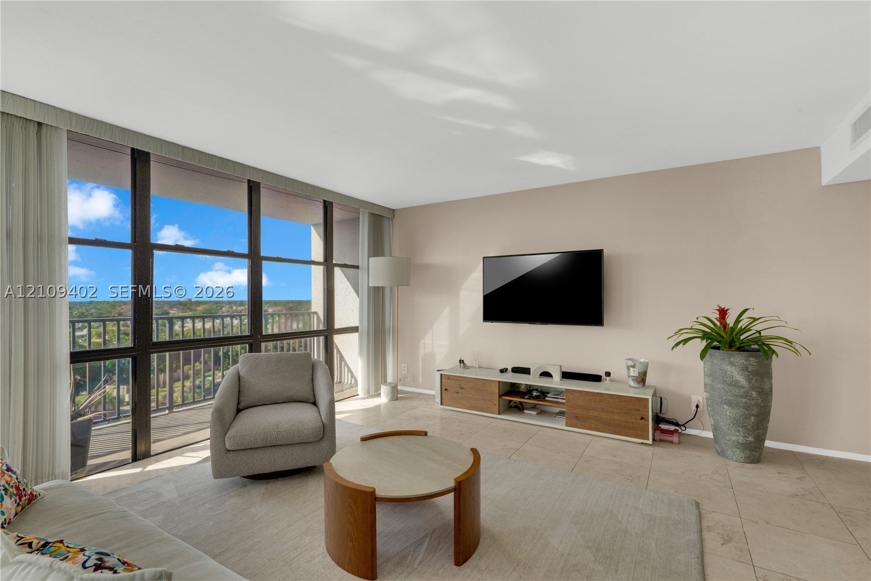 800 Parkview Dr 831