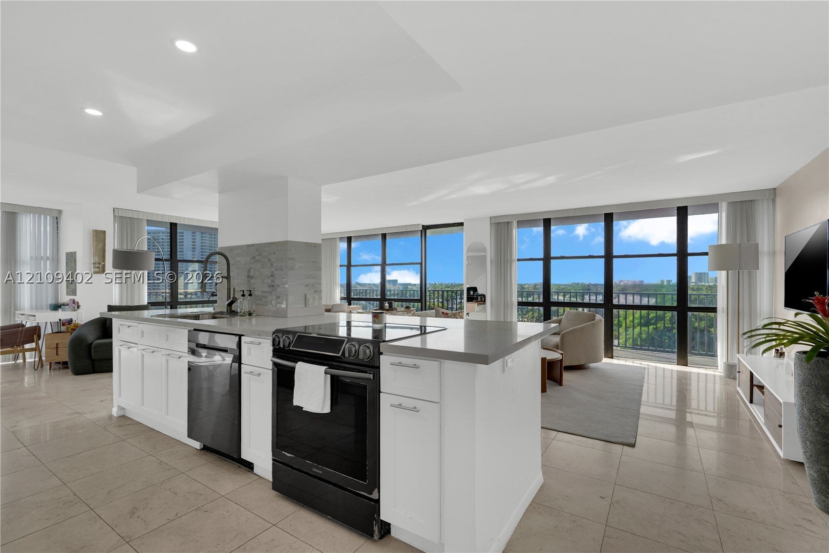 800 Parkview Dr 831