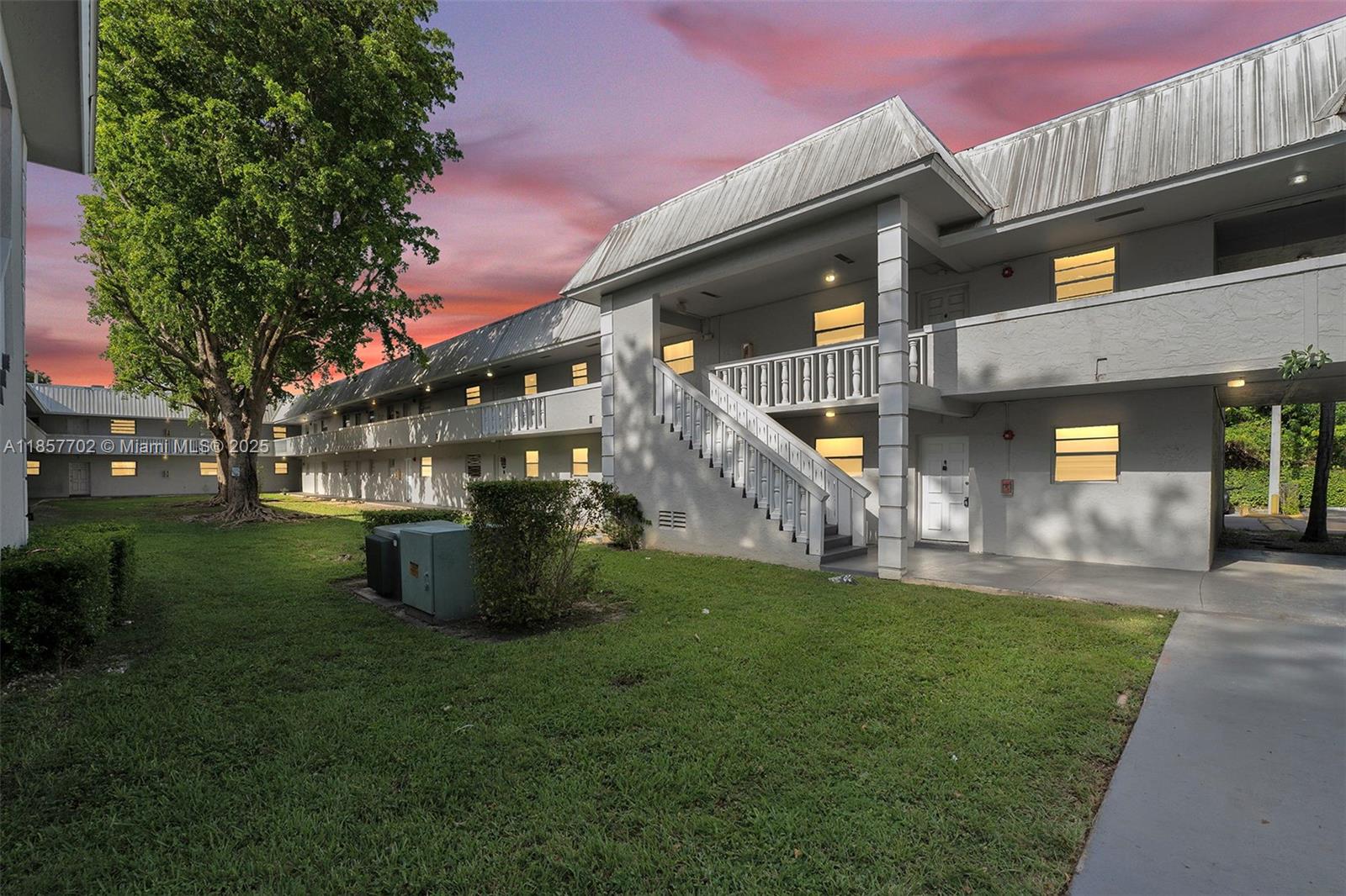 Excellent location in Palmetto Bay with excellent schools. Walking distance to plaza's, US1, Car dealerships,
supermarkets. 2/1 fully renovated with new kitchen,blinds, bathroom, appliances, and AC. Ready for a tenant. Two
assigned parking spots. NO Washer and Dryer in Unit.