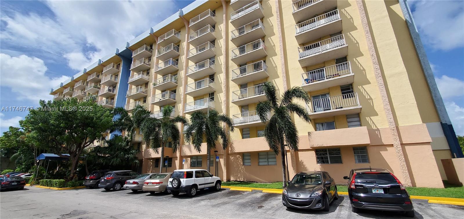 Apartment for sale in Yolanda Villas. This 1/1 unit is a great investment as well as a great home. This spacious property is on the ground floor, has new central A/C, walk-in closet, and new electric water heater. The condo has a pool, tennis court, 24/7 security, a small gym, and parking. It is currently rented until April, 2025. Excellent ROI and easy to rent.