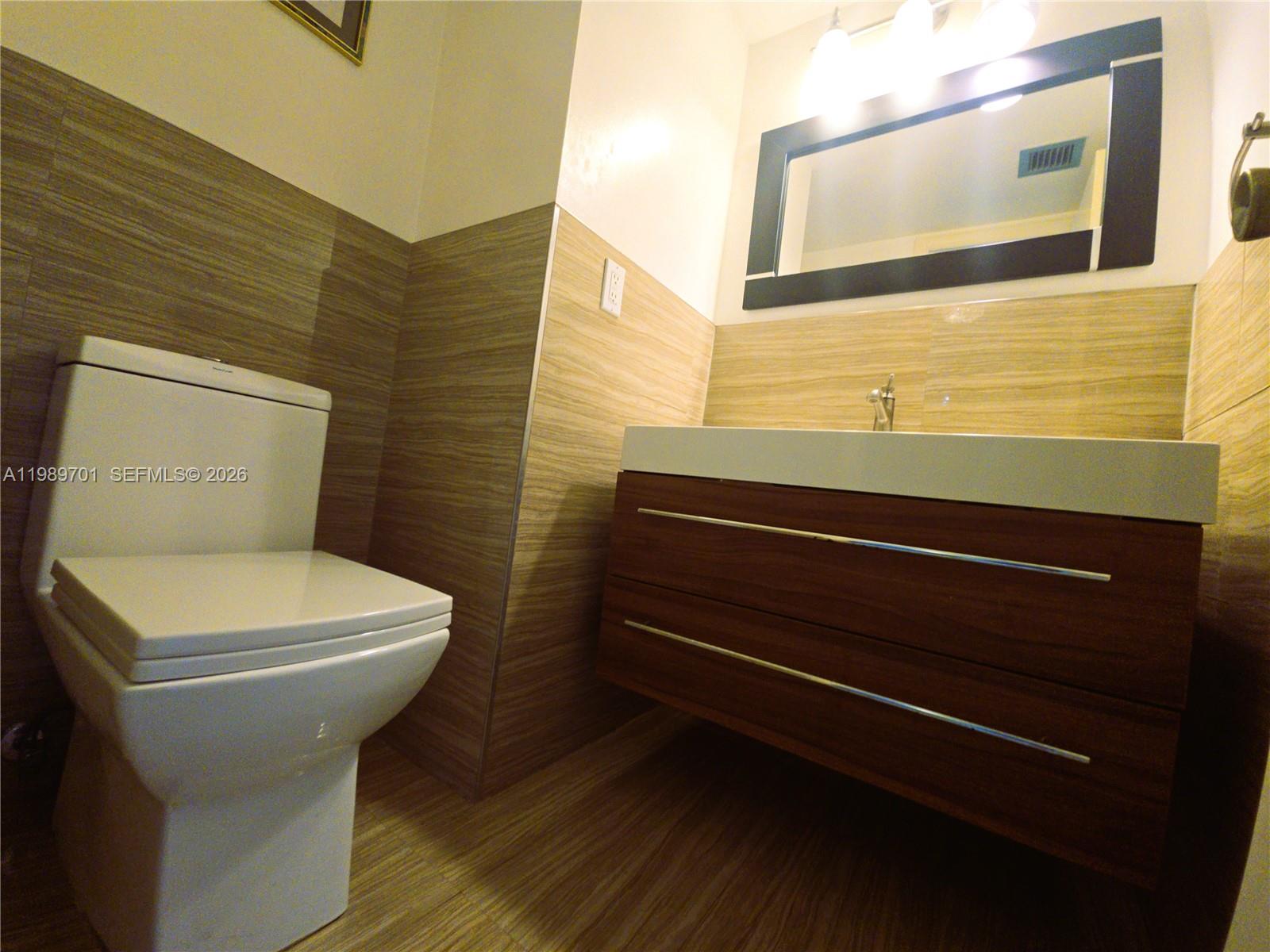 2851 NE 183rd St 905E