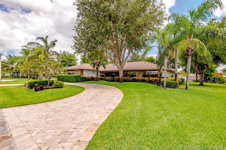 LARGE AND LUSH 4/2.5 CORNER LOT WITH SCREENED POOL & PATIO GREAT FOR ENTERTAINING AND FAMILY TIME. ENJOY A FAMILY STYLE KITCHEN WITH A SPACIOUS EAT-IN AREA, GRANITE COUNTER TOPS, STAINLESS STEEL APPLIANCES, IN ADDITION TO A SEPARATE FORMAL DINING AREA. ADDITIONAL FEATURES INCLUDE TWO LARGE SITTING ROOMS, TONS OF BUILT-INS, 2-CAR GARAGE AND LOVELY PAVED CIRCULAR AND SIDE DRIVEWAYS. CEILINGS SHOW OFF BEAUTIFUL ORIGINAL WOOD BEAMS AND TONS OF WARM NATURAL LIGHT. WALKING & DISTANCE TO LOCAL SCHOOLS, MAKES THIS A PERFECT FOREVER HOME FOR A FAMILY WITH CHILDREN.