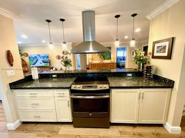 HOLLYWOOD LAKES SECTION - Residential