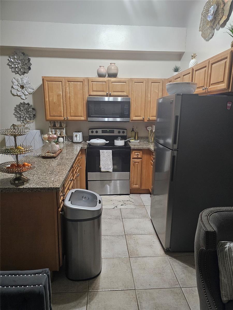 ORCHARD LAKE TOWN HOUSES - Residential