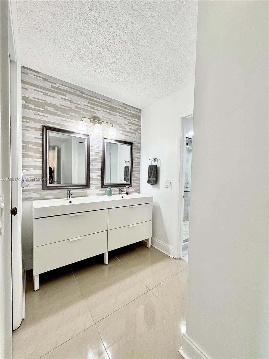 RACQUET CLUB - Residential