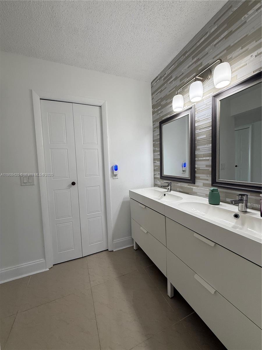 RACQUET CLUB - Residential