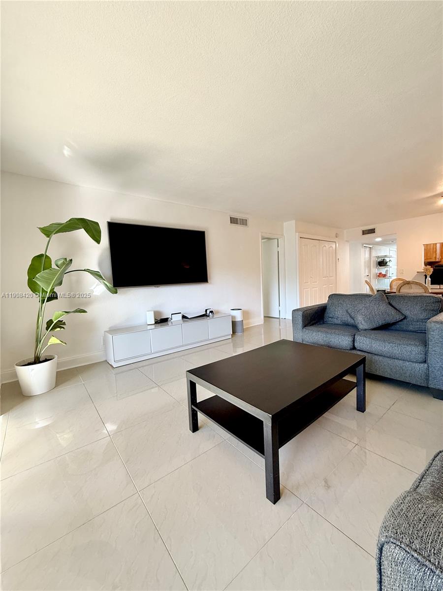 RACQUET CLUB - Residential