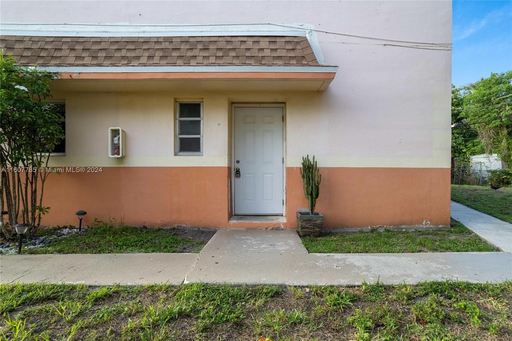 Photo of 2412 SW 42nd Ave #3A, Fort Lauderdale, FL 33317 (MLS # A11607785)