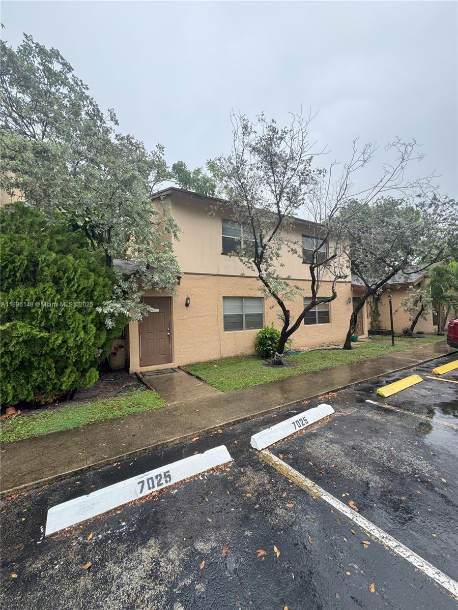 Spacious 3-bedroom, 2-bath condo in a quiet, well-maintained community. Features in-unit washer and dryer, open living/dining area, and large bedrooms with plenty of closet space.