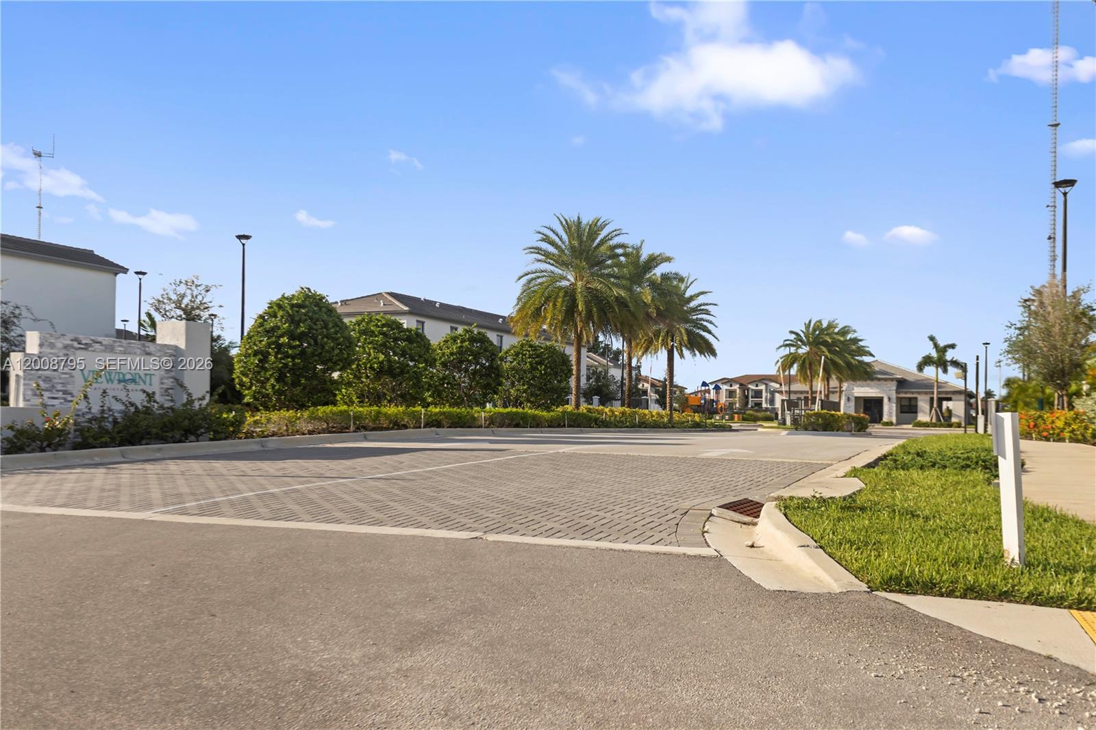 VISTA LAGO - Residential