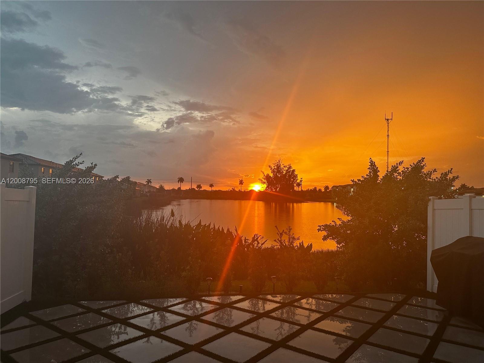 VISTA LAGO - Residential