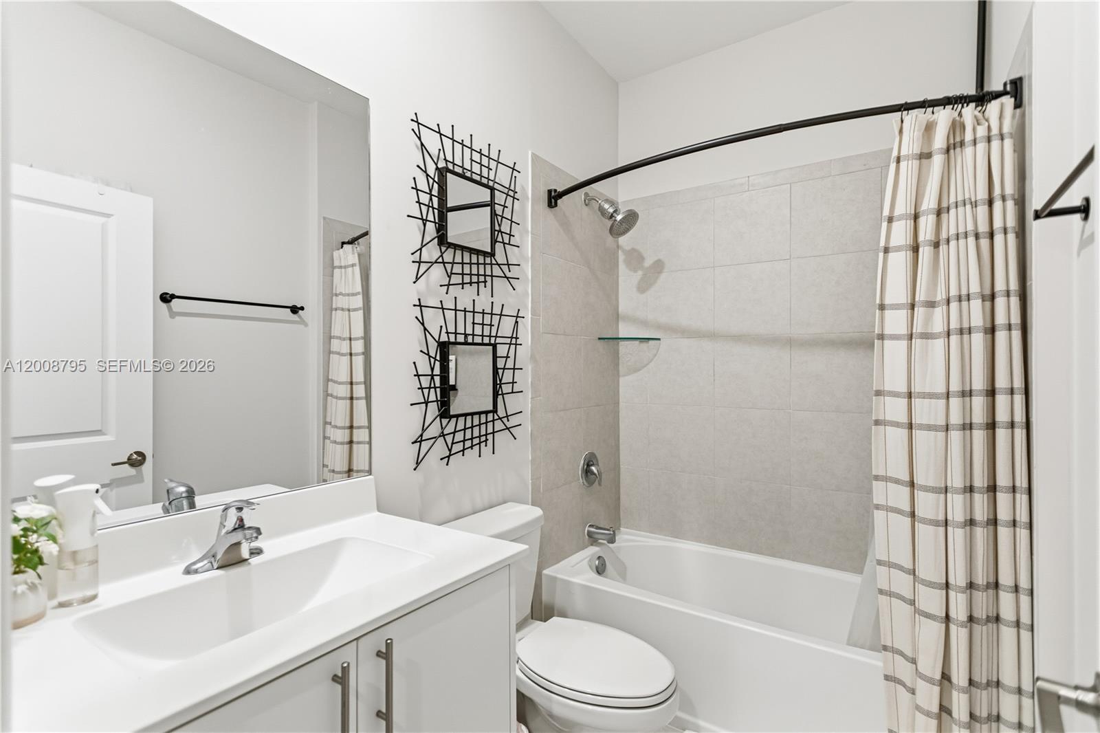 VISTA LAGO - Residential