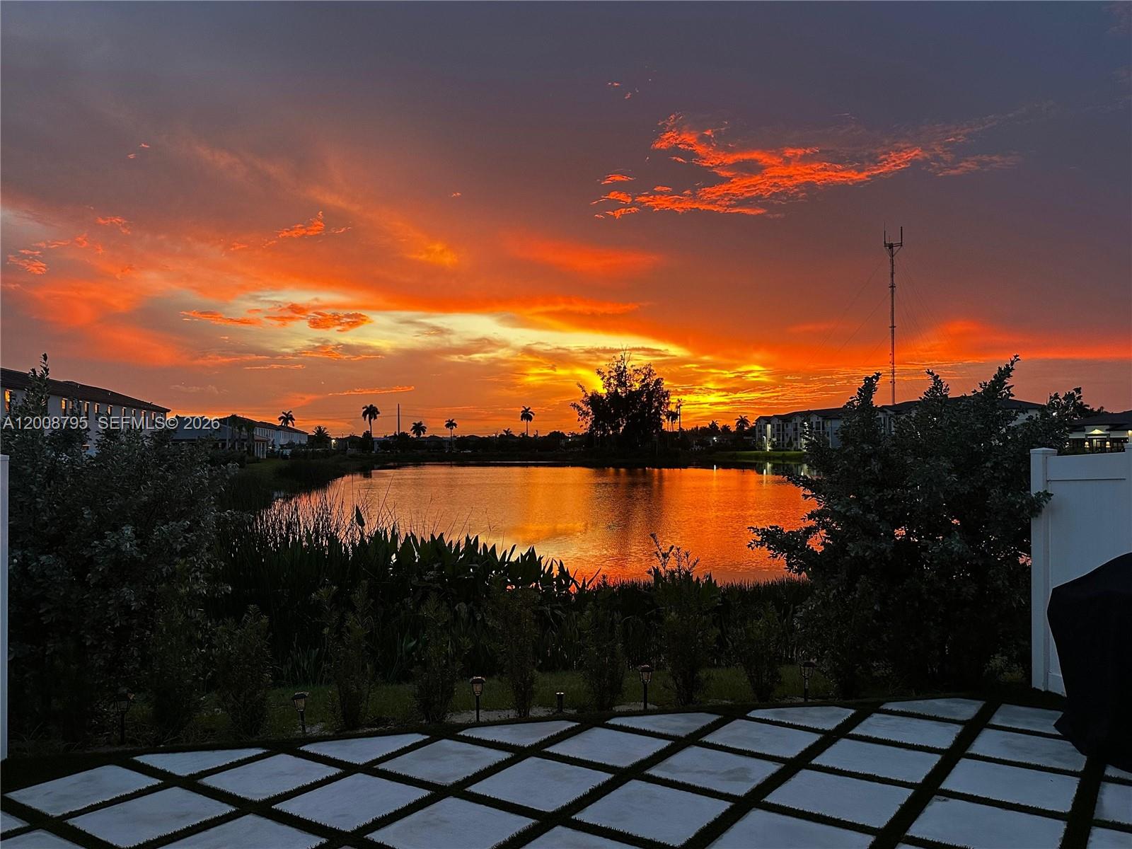 VISTA LAGO - Residential