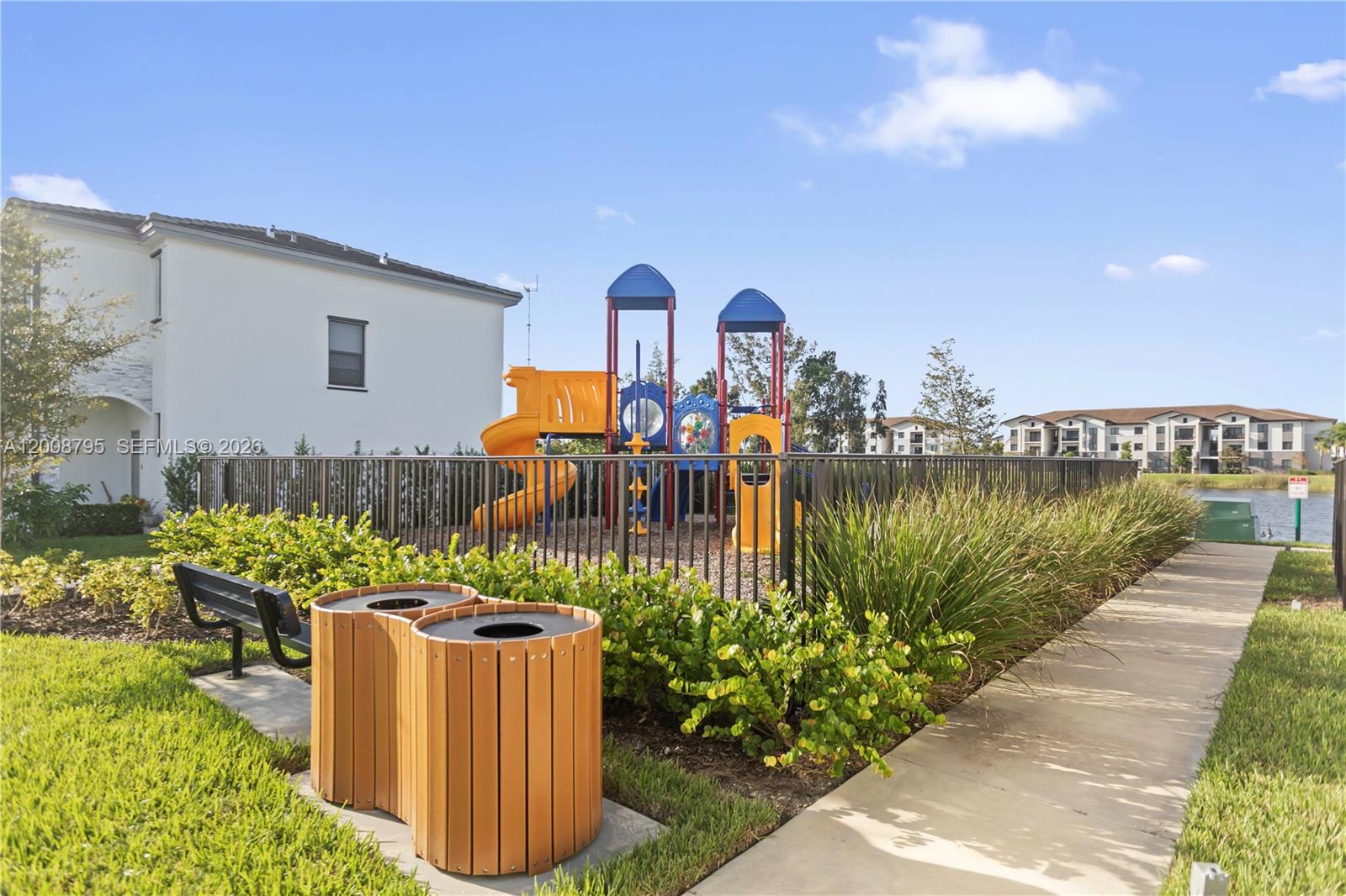 VISTA LAGO - Residential