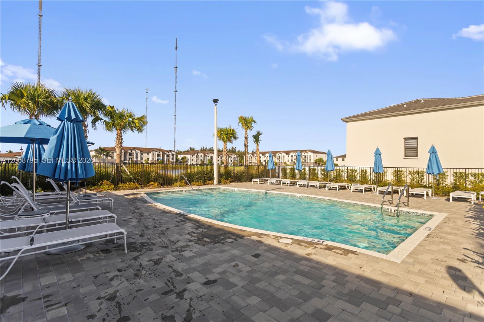 VISTA LAGO - Residential