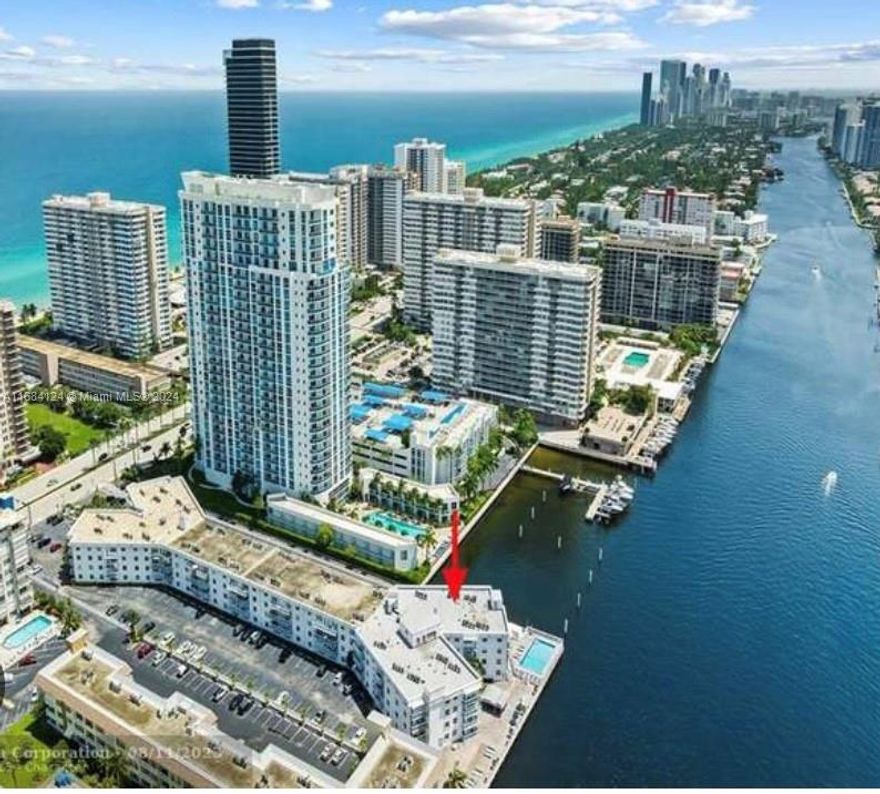 Amazing location located between the sea and the bay, just cross the street and you will enjoy the beautiful beaches of Hallandale Beach and if you go to the pool you can enjoy the intercostal .
Excellent and quiet community. The unit is rented until June 2025.