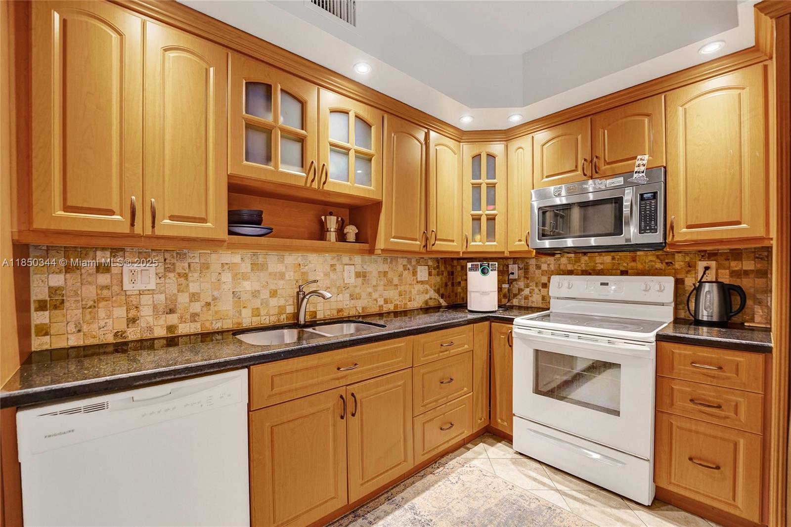 WELLINGTON TOWERS CONDO - Residential