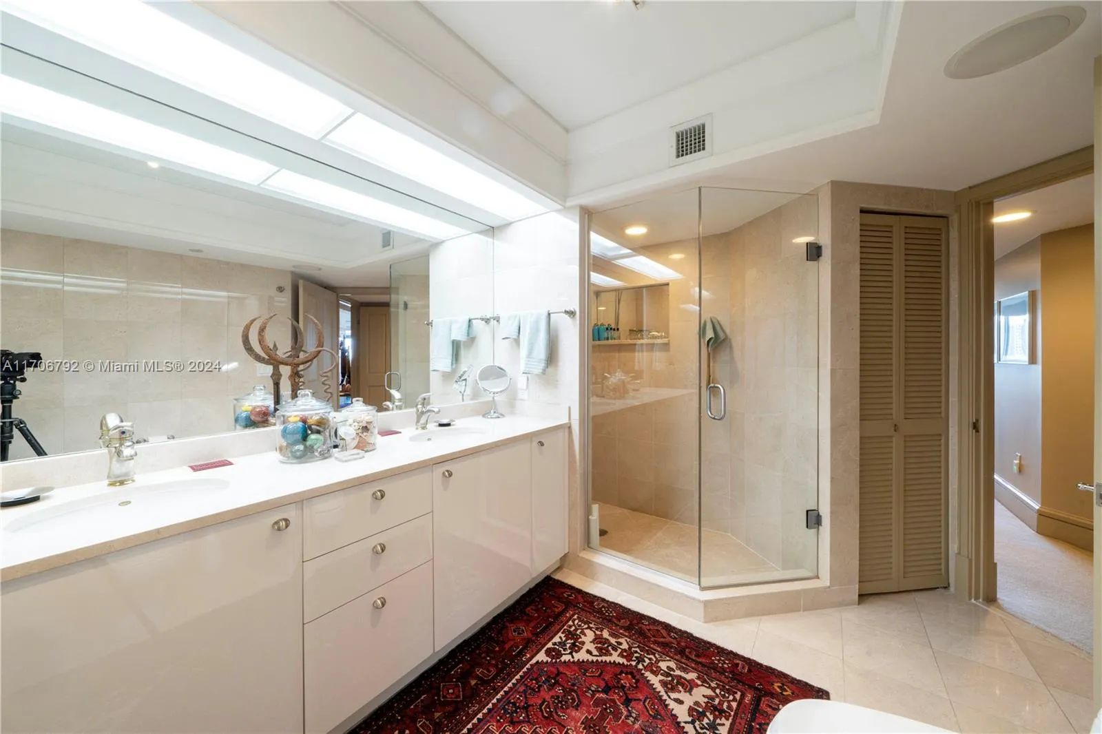 Sunny Isles Beach, Florida 33160, United States, 3 Bedrooms Bedrooms, ,4 BathroomsBathrooms,Residential,Pending,27523