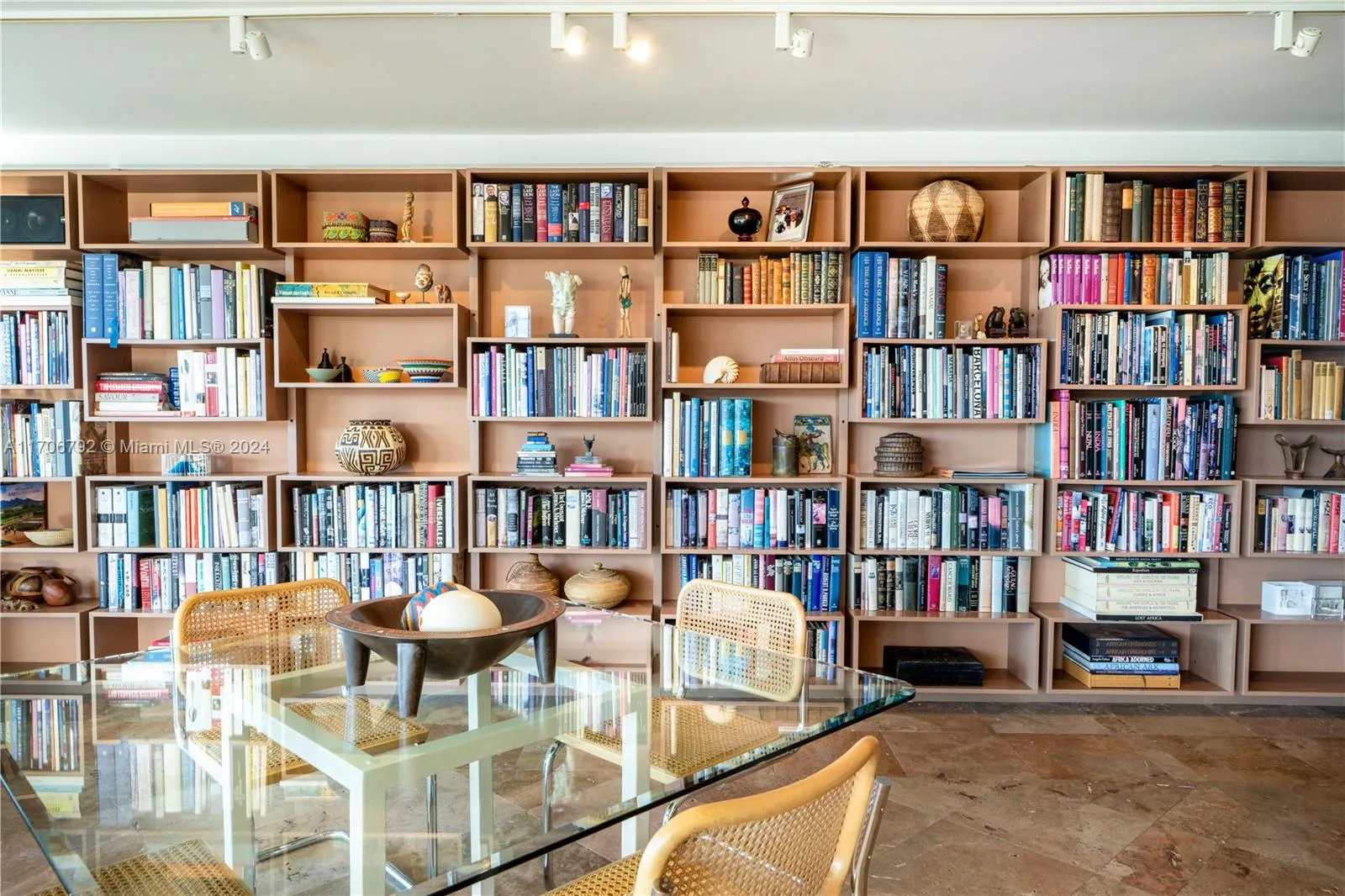 Sunny Isles Beach, Florida 33160, United States, 3 Bedrooms Bedrooms, ,4 BathroomsBathrooms,Residential,Pending,27523