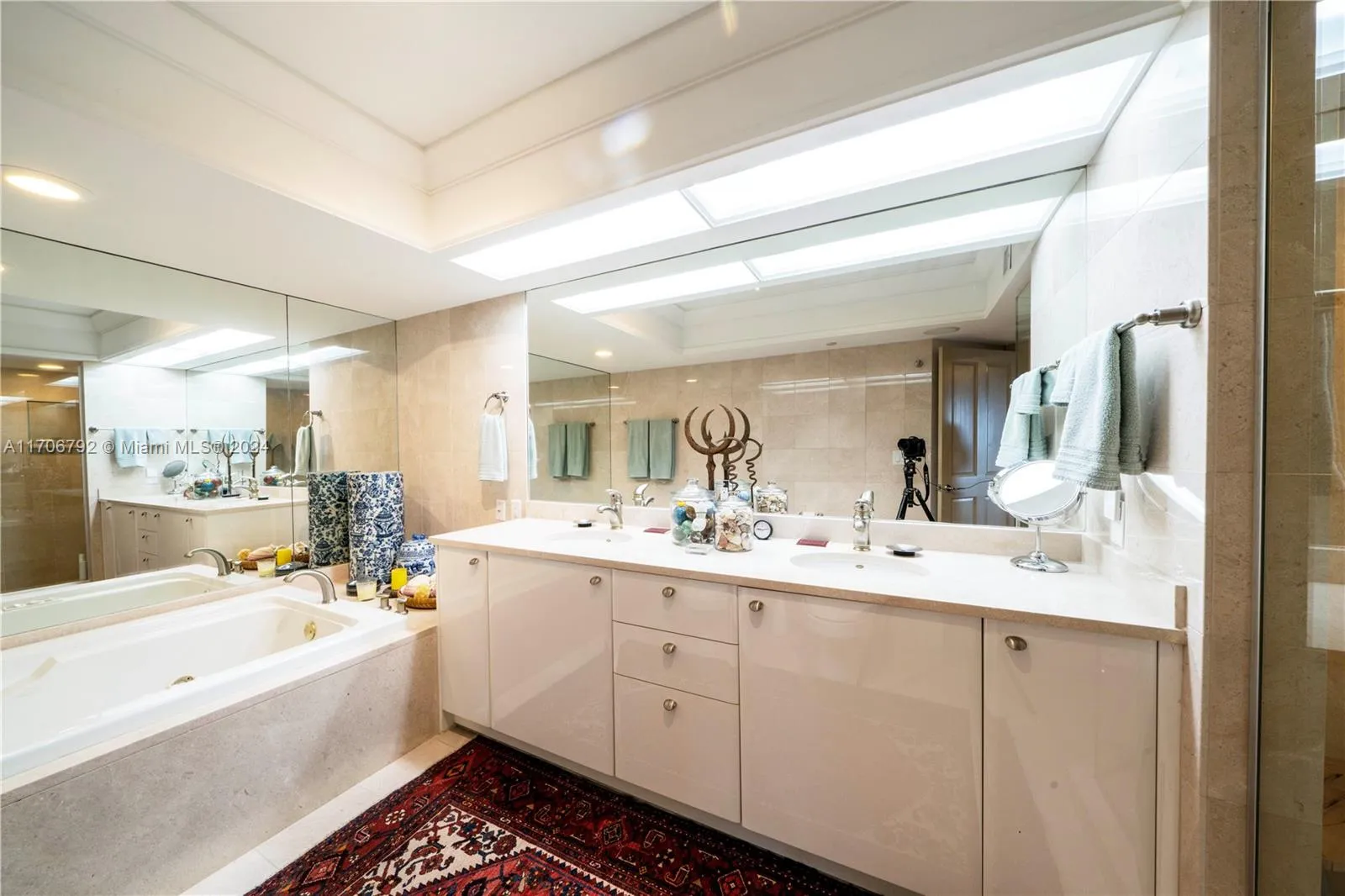 Sunny Isles Beach, Florida 33160, United States, 3 Bedrooms Bedrooms, ,4 BathroomsBathrooms,Residential,Pending,27523