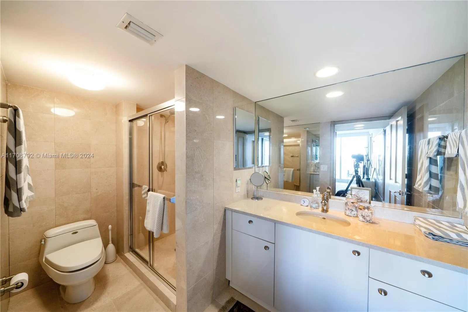 Sunny Isles Beach, Florida 33160, United States, 3 Bedrooms Bedrooms, ,4 BathroomsBathrooms,Residential,Pending,27523